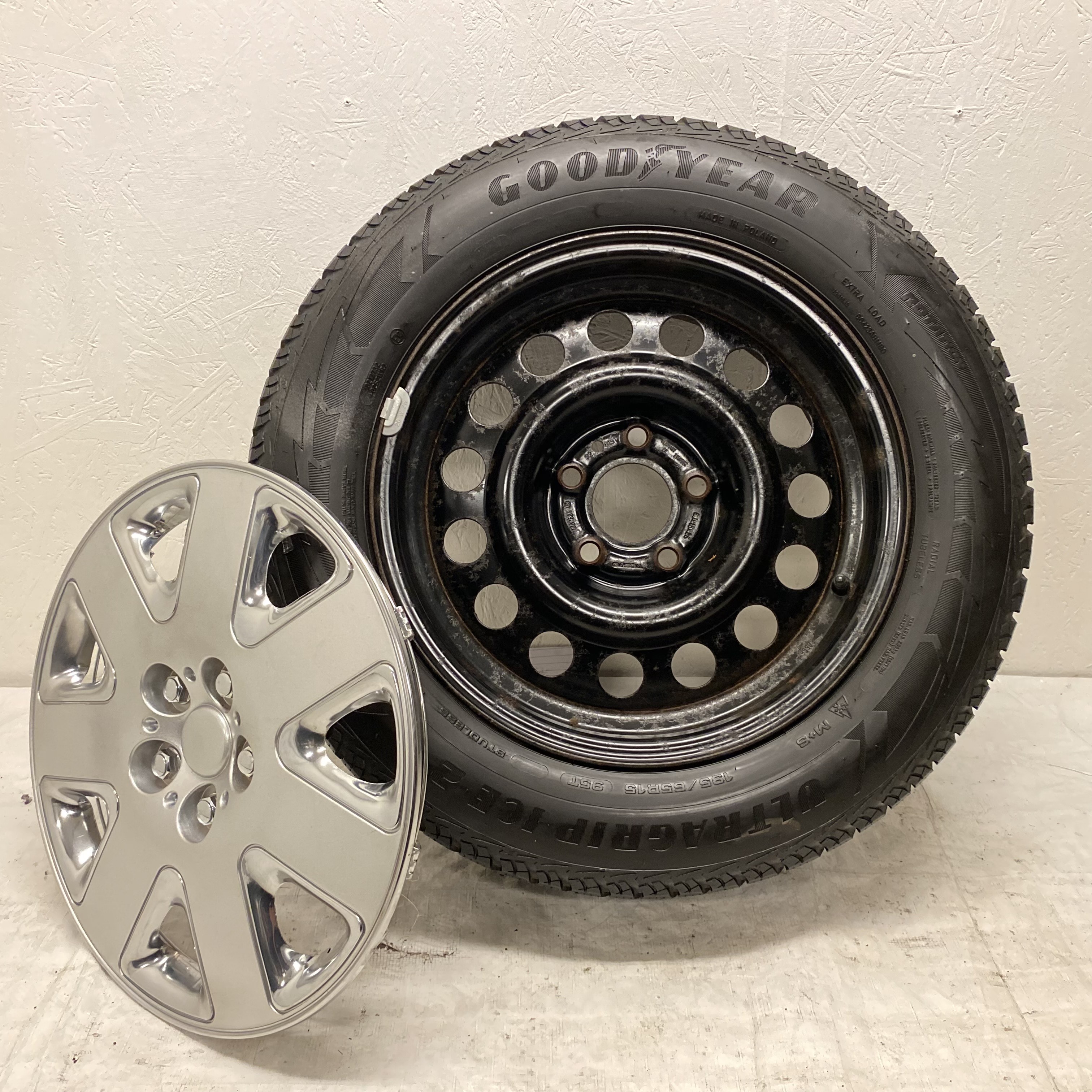 Kompletta Vinterhjul FRIKTION | 15" VOLVO 940 PLÅT 1387534 | 5x108 6x15 ET25 65.1 +  195/65 R15 95T Goodyear Ultra Grip Ice 2 | V38-2017 | 4.5mm | 4.5mm | 4mm | 4mm - 6