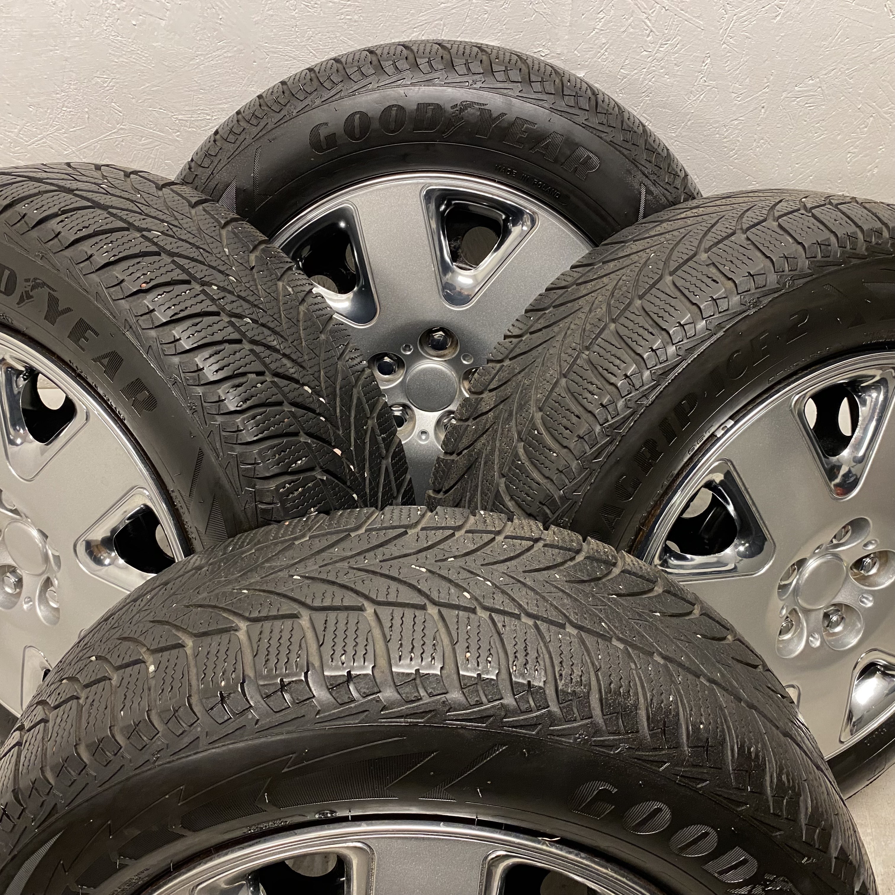 Kompletta Vinterhjul FRIKTION | 15" VOLVO 940 PLÅT 1387534 | 5x108 6x15 ET25 65.1 +  195/65 R15 95T Goodyear Ultra Grip Ice 2 | V38-2017 | 4.5mm | 4.5mm | 4mm | 4mm - 2