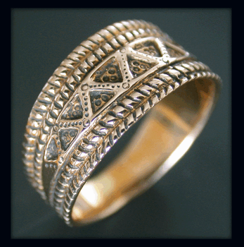 Vacker viking inspirerad ring med sicksack mönster.