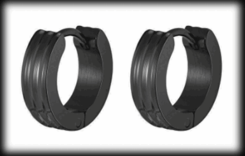 3.7 x 9.5 mm. Svarta örhängen i rostfritt stål .