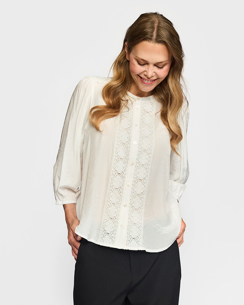 Blus Karoline brodyr vit
