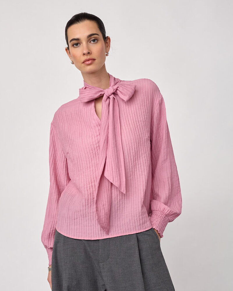 Blus Ellis med sjalkrage rosa