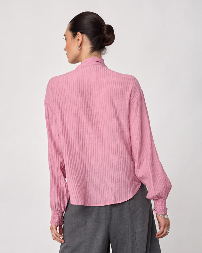Blus Ellis med sjalkrage rosa