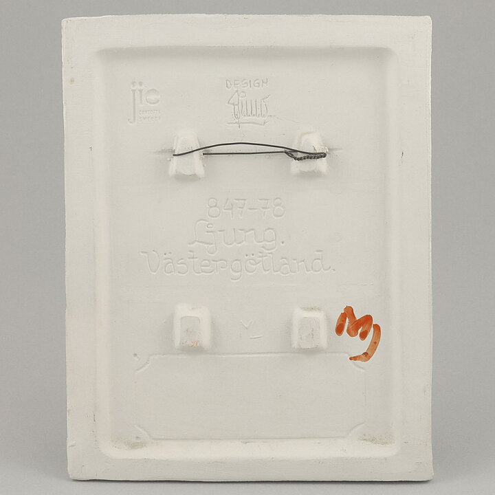 アイモ・ニェットボリ  白い陶板  ギョリュウモドキ  18cm  1980年代