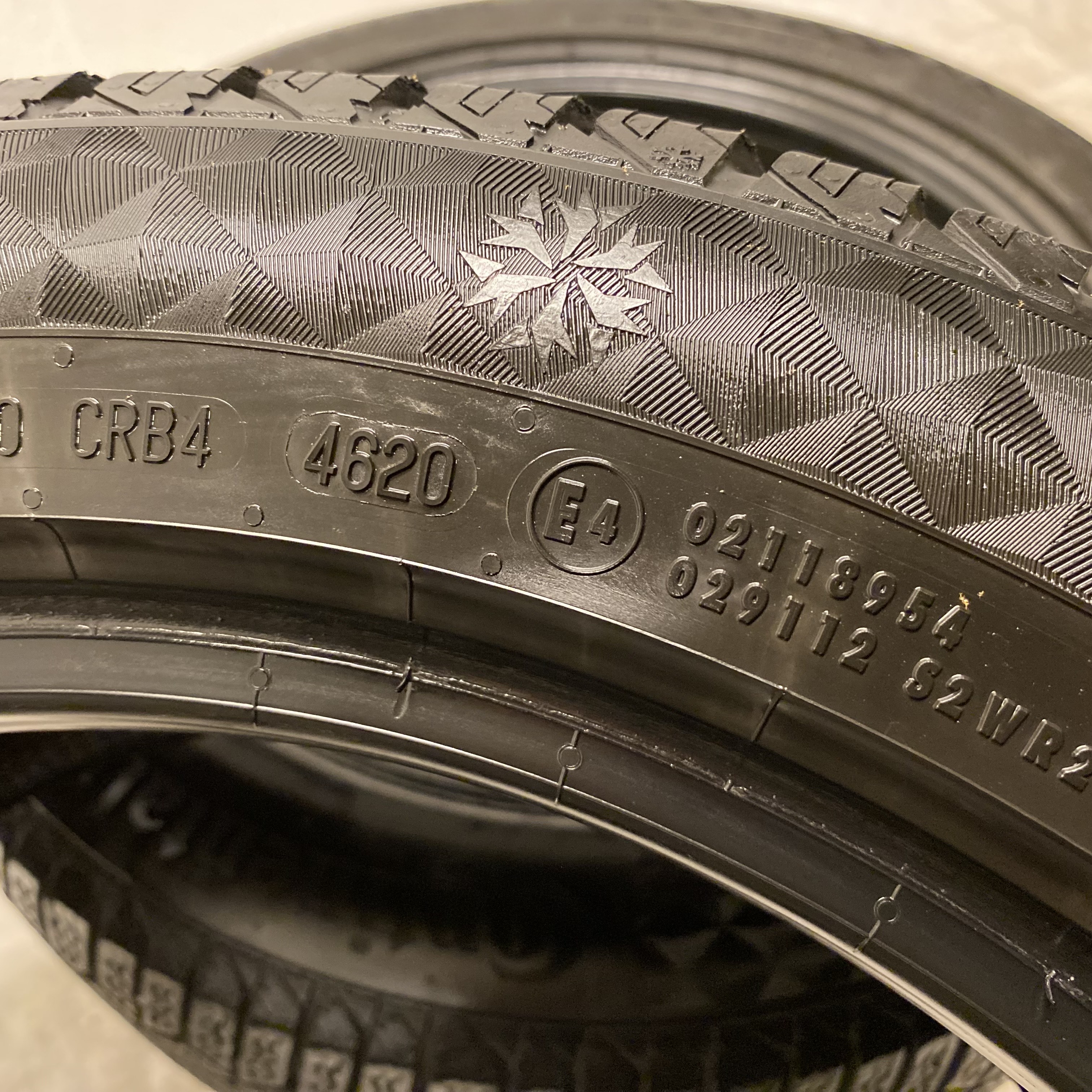 17" BEGAGNADE VINTERDÄCK M+S | 2 st 225/50 R17 98T XL Continental Viking Contact 7 SSR RUNFLAT | V46-2020 | 6mm | 6mm - 5