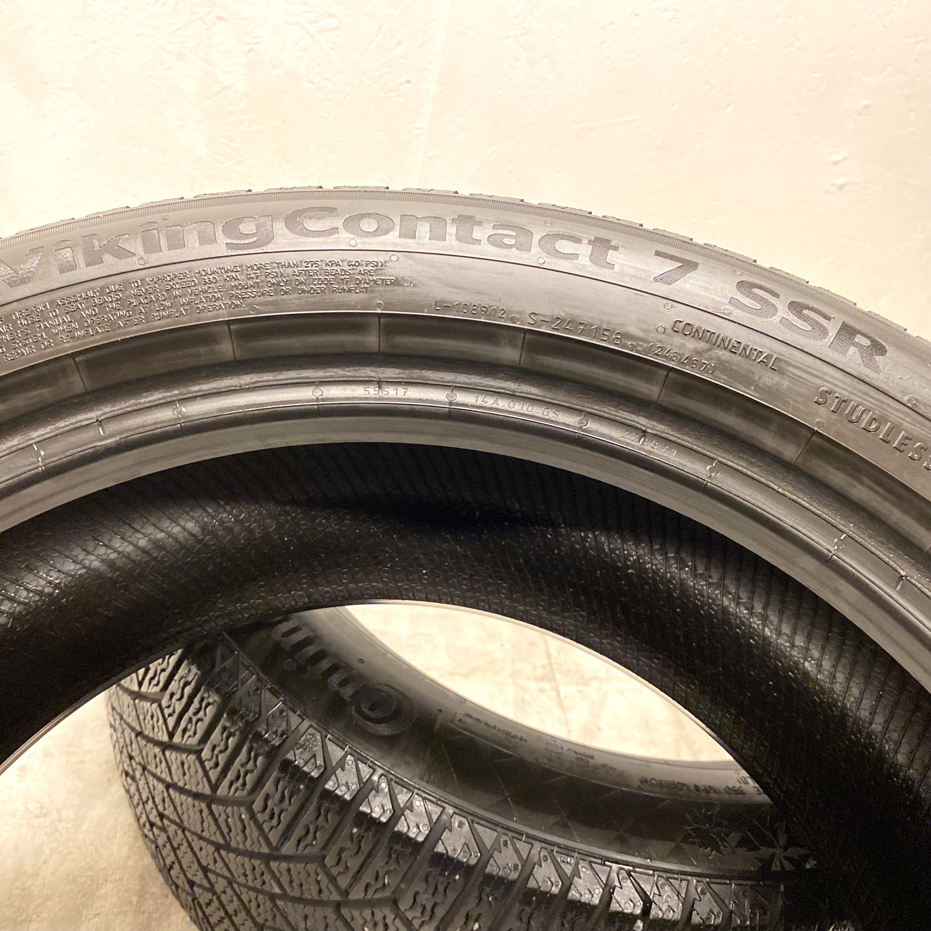 17" BEGAGNADE VINTERDÄCK M+S | 2 st 225/50 R17 98T XL Continental Viking Contact 7 SSR RUNFLAT | V46-2020 | 6mm | 6mm - 6