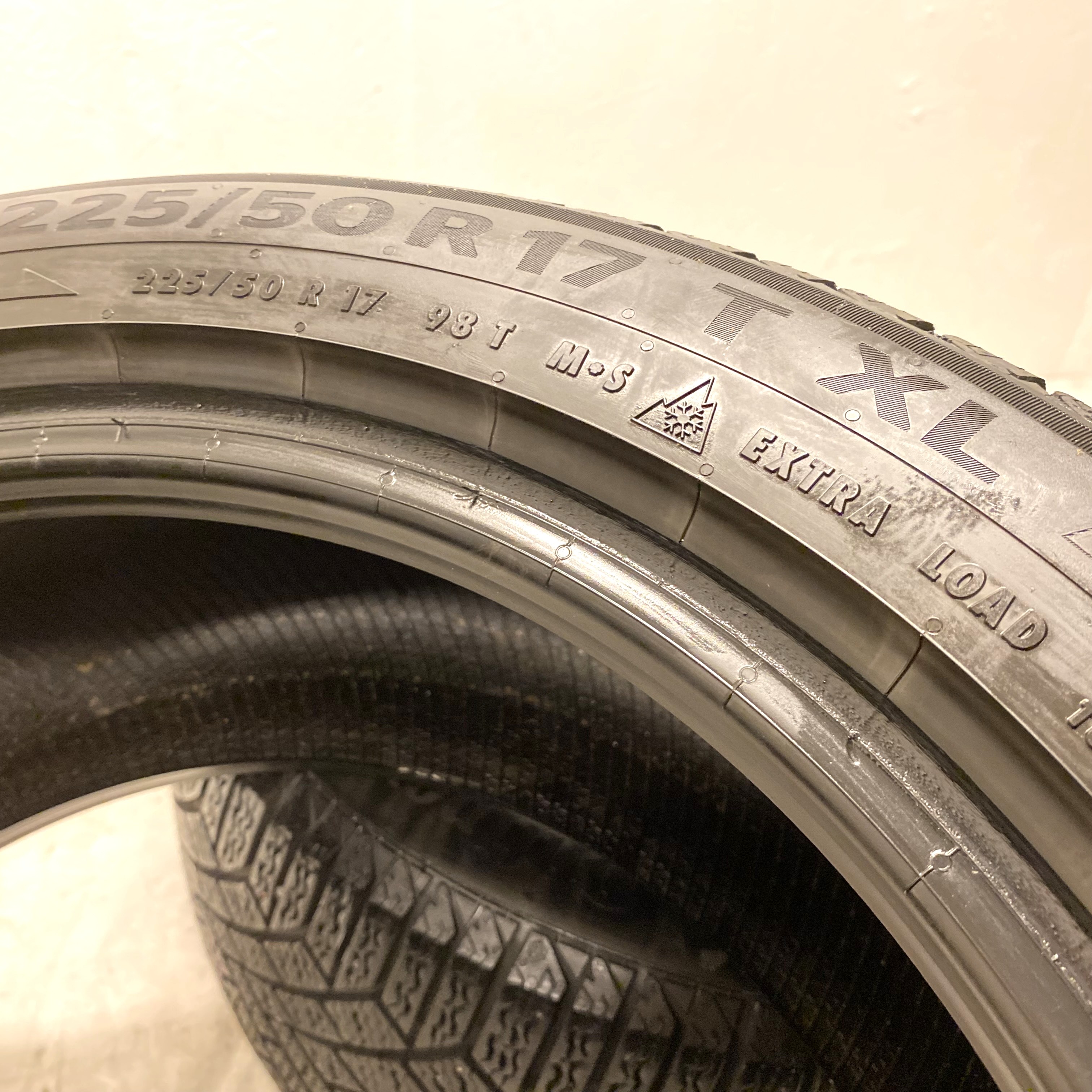 17" BEGAGNADE VINTERDÄCK M+S | 2 st 225/50 R17 98T XL Continental Viking Contact 7 SSR RUNFLAT | V46-2020 | 6mm | 6mm - 7