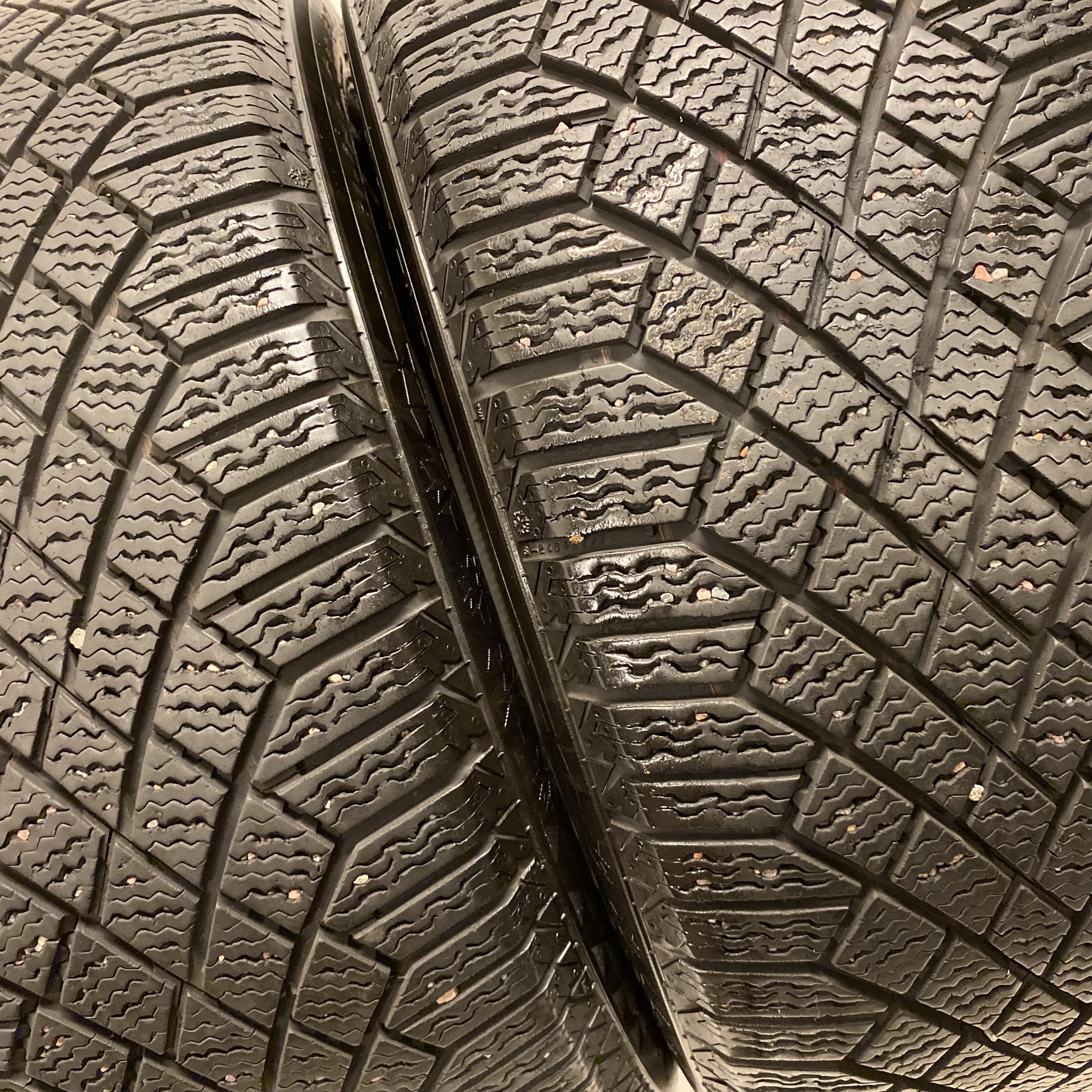 17" BEGAGNADE VINTERDÄCK M+S | 2 st 225/50 R17 98T XL Continental Viking Contact 7 SSR RUNFLAT | V46-2020 | 6mm | 6mm - 2