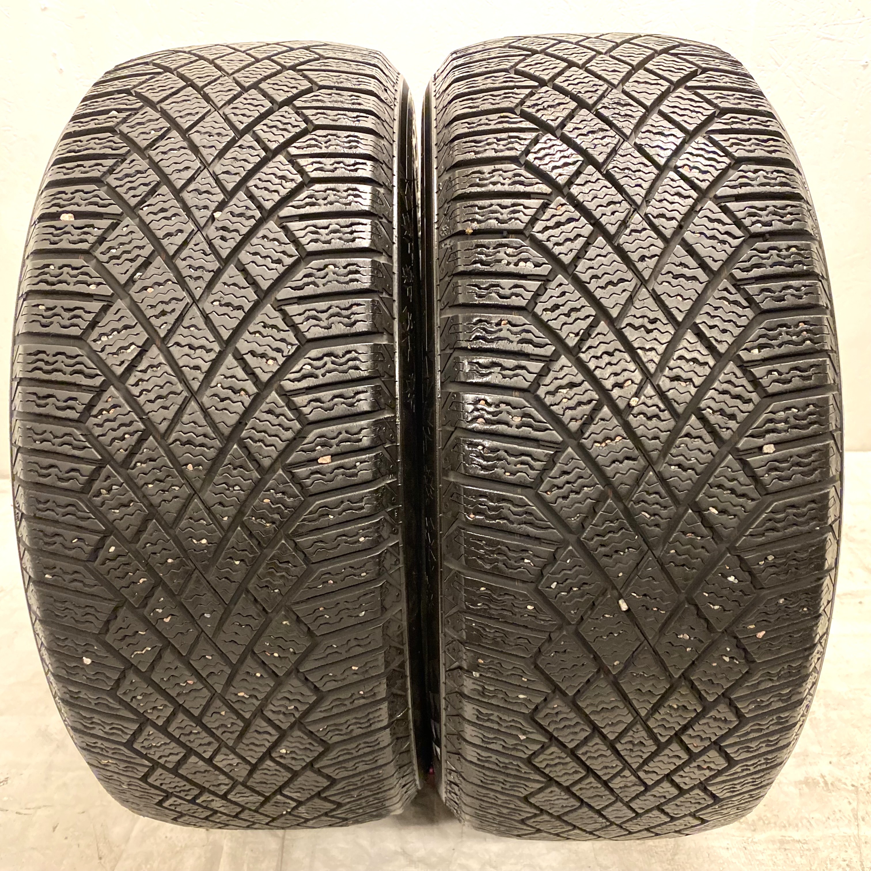 17" BEGAGNADE VINTERDÄCK M+S | 2 st 225/50 R17 98T XL Continental Viking Contact 7 SSR RUNFLAT | V46-2020 | 6mm | 6mm