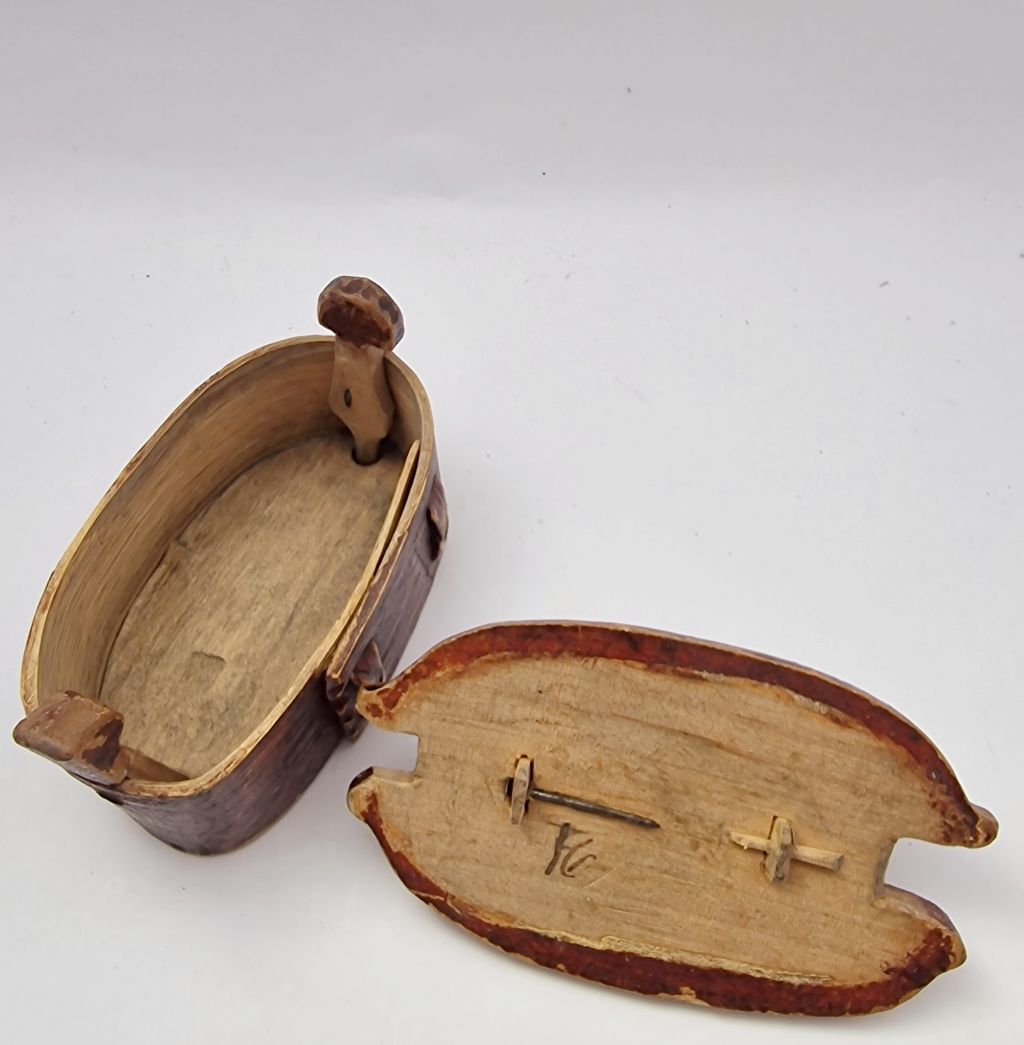Antique box, Ostergotland - 3