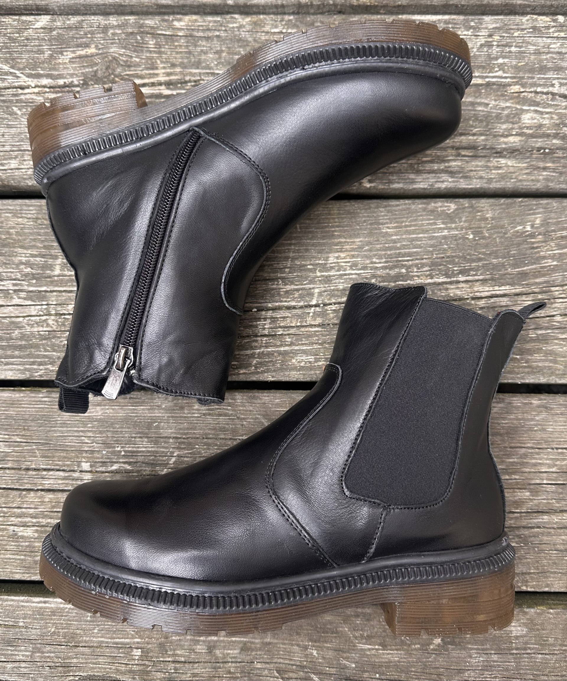Coola Chelsea boots från Charlotte of Sweden, svart