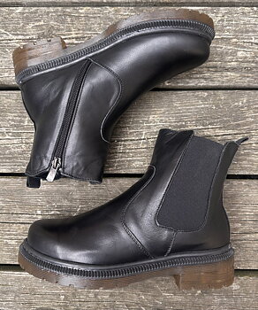 Coola Chelsea boots från Charlotte of Sweden, svart