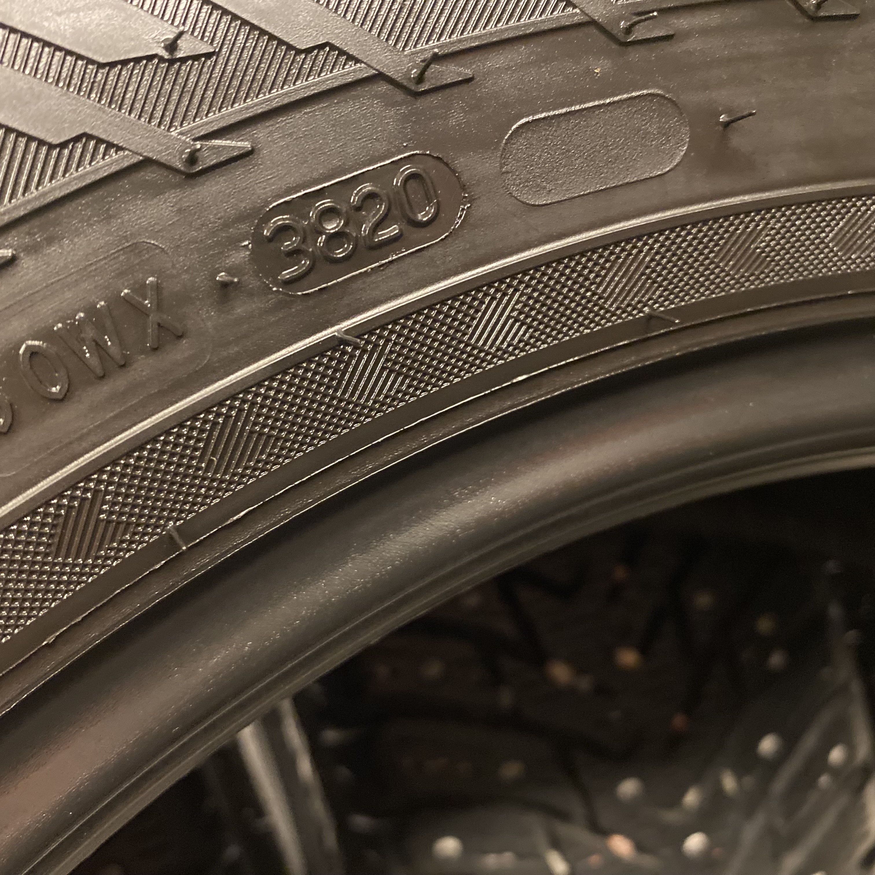 17" BEGAGNADE VINTERDÄCK DUBB | 4 st 215/65 R17 103T XL Nokian Hakkapeliitta 8 SUV | V36-2020 | 8.9mm | 8.9mm | 8.2mm | 8.2mm  - 6