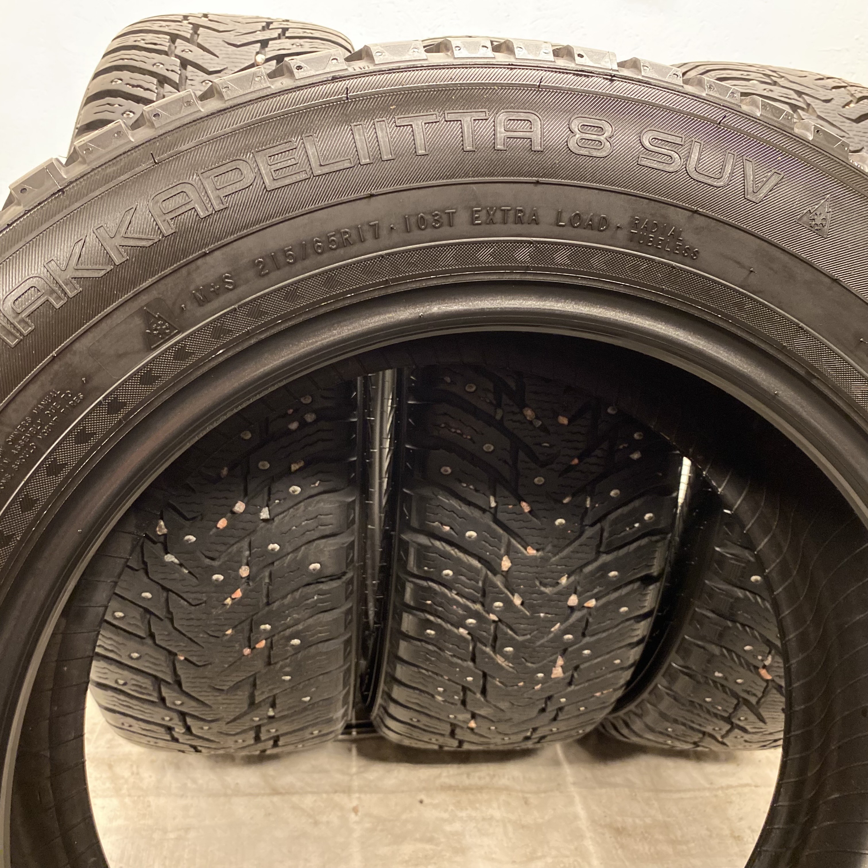 17" BEGAGNADE VINTERDÄCK DUBB | 4 st 215/65 R17 103T XL Nokian Hakkapeliitta 8 SUV | V36-2020 | 8.9mm | 8.9mm | 8.2mm | 8.2mm  - 7