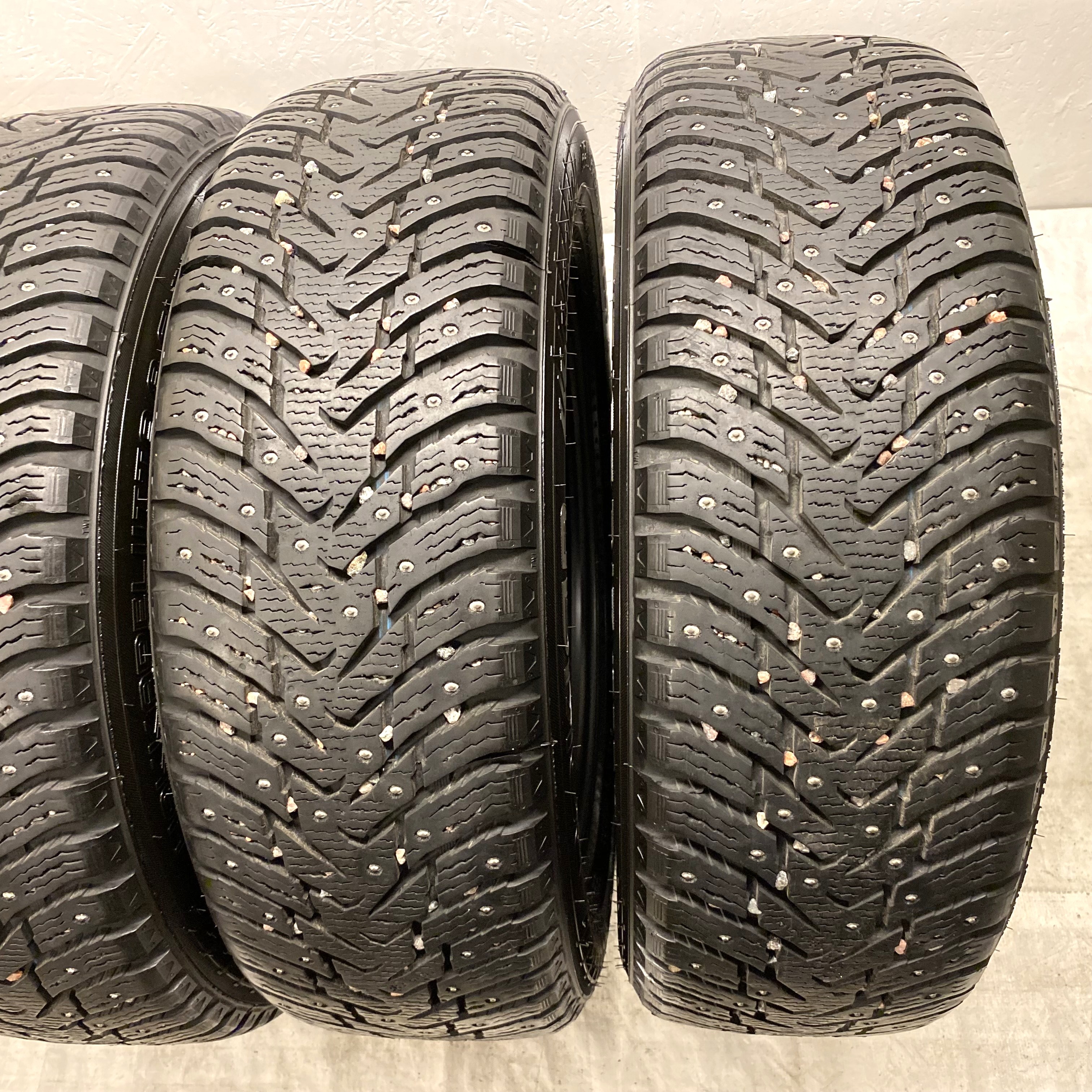 17" BEGAGNADE VINTERDÄCK DUBB | 4 st 215/65 R17 103T XL Nokian Hakkapeliitta 8 SUV | V36-2020 | 8.9mm | 8.9mm | 8.2mm | 8.2mm  - 2