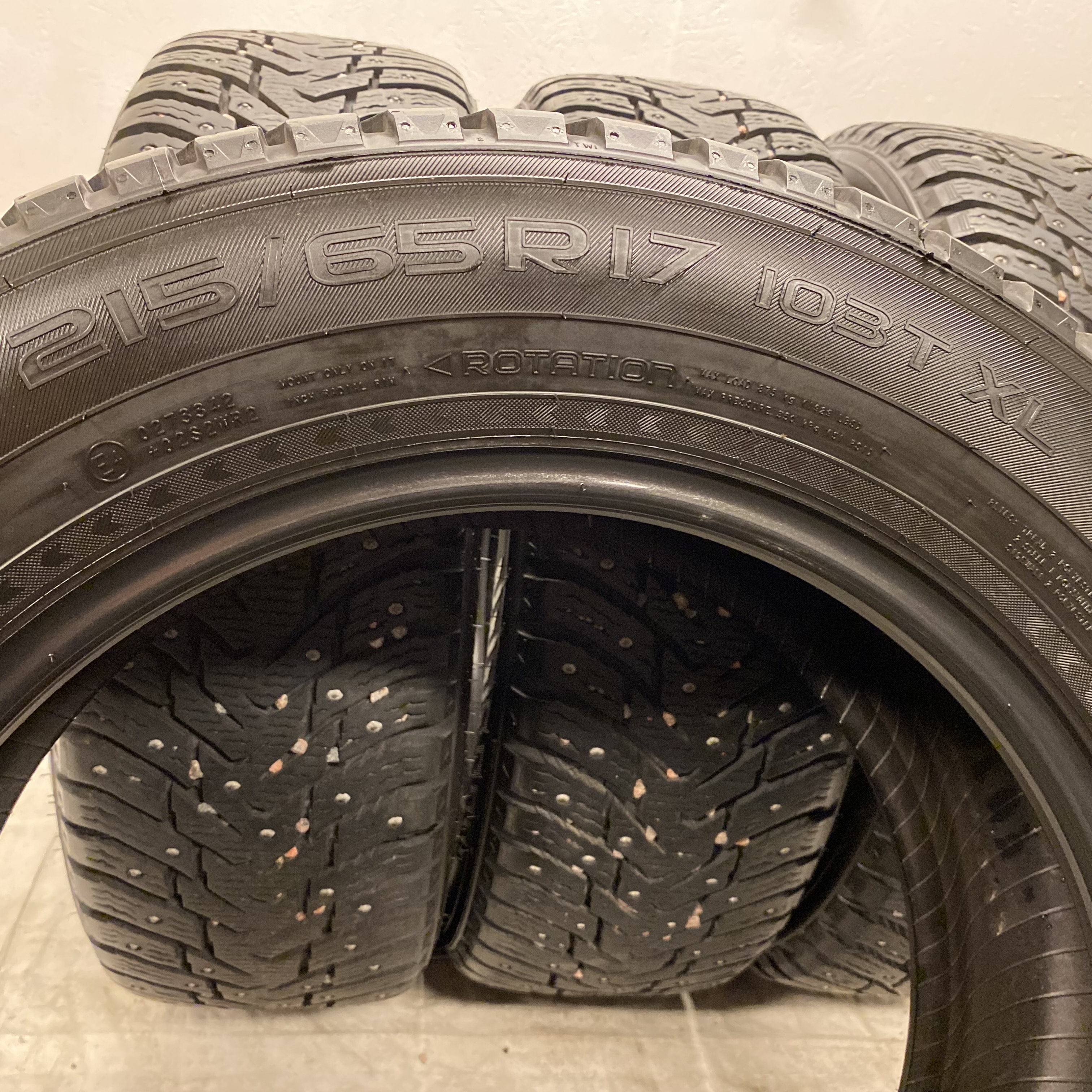 17" BEGAGNADE VINTERDÄCK DUBB | 4 st 215/65 R17 103T XL Nokian Hakkapeliitta 8 SUV | V36-2020 | 8.9mm | 8.9mm | 8.2mm | 8.2mm  - 5