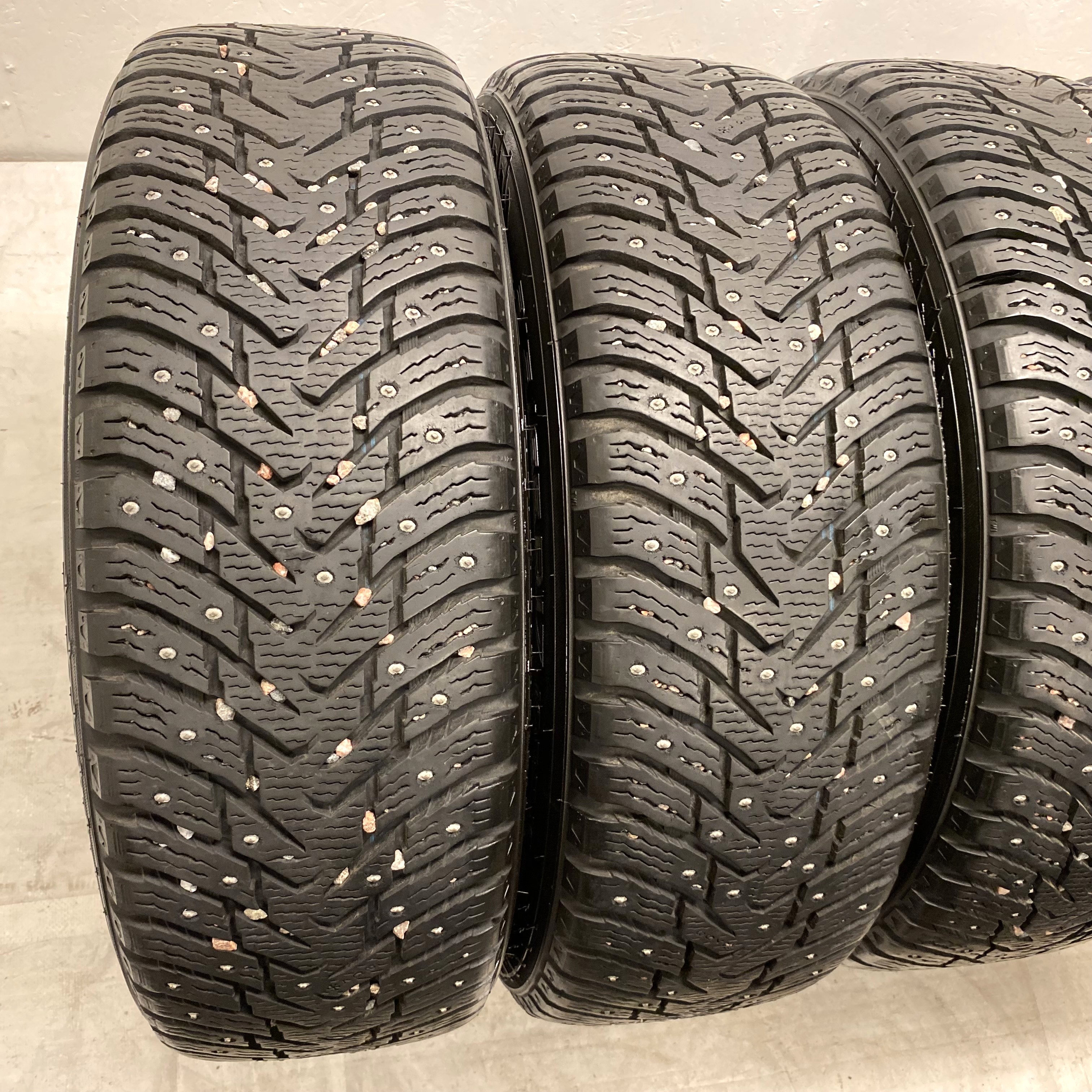 17" BEGAGNADE VINTERDÄCK DUBB | 4 st 215/65 R17 103T XL Nokian Hakkapeliitta 8 SUV | V36-2020 | 8.9mm | 8.9mm | 8.2mm | 8.2mm  - 3