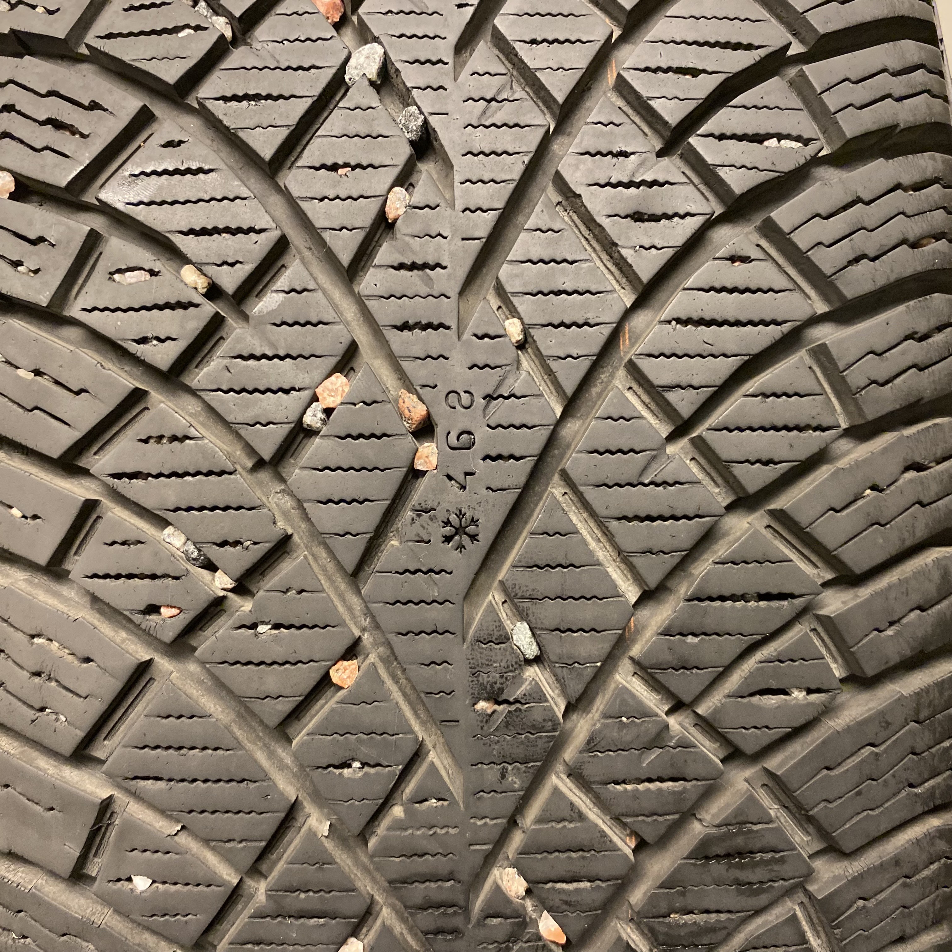 18" BEGAGNADE VINTERDÄCK M+S | 4 st 235/60 R18 107R XL Nokian Hakkapeliitta R5 SUV | V48-24 8.8mm | V29-22 7.6mm | V31-22 6.9mm | V29-22 5.4mm - 4