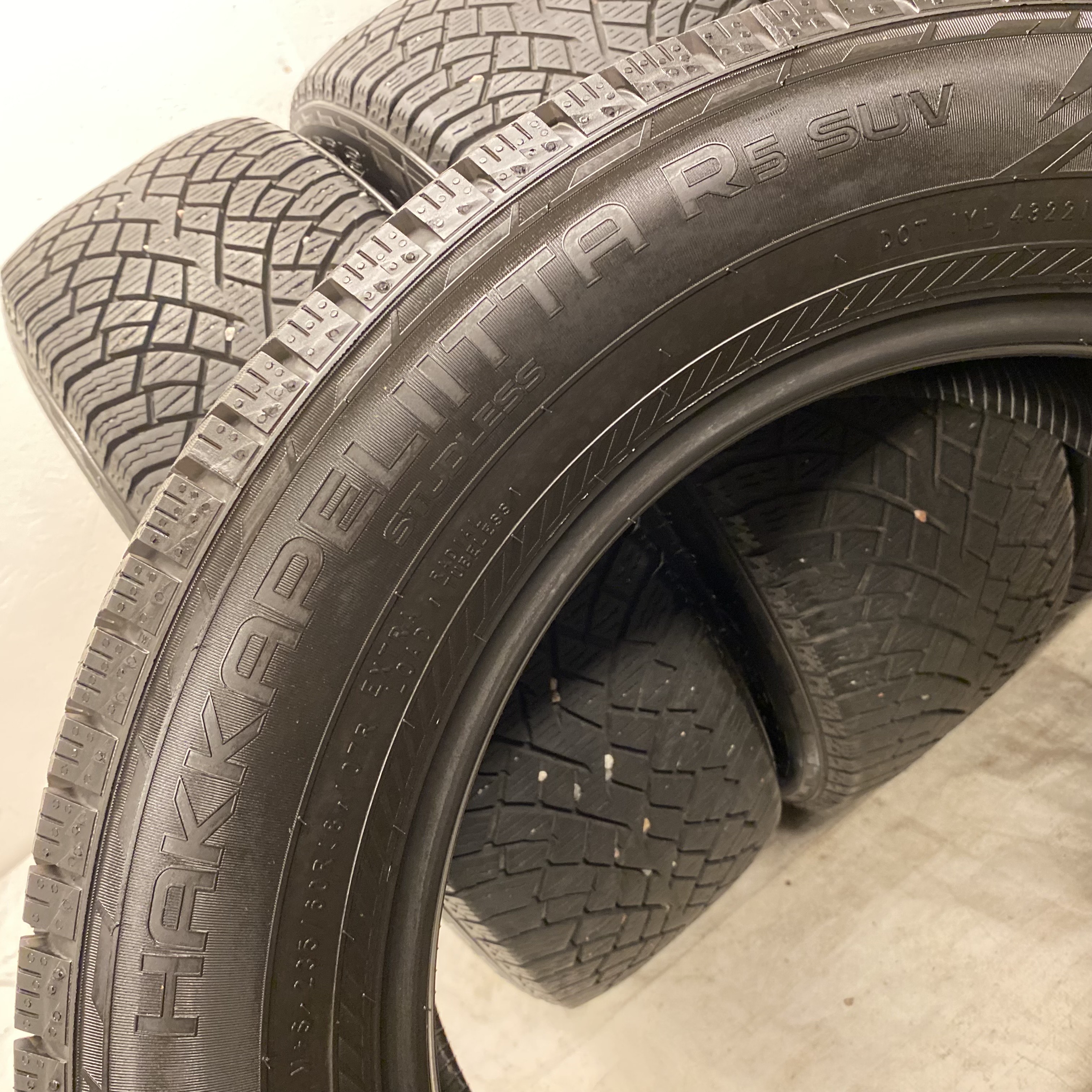 18" BEGAGNADE VINTERDÄCK M+S | 4 st 235/60 R18 107R XL Nokian Hakkapeliitta R5 SUV | V48-24 8.8mm | V29-22 7.6mm | V31-22 6.9mm | V29-22 5.4mm - 8