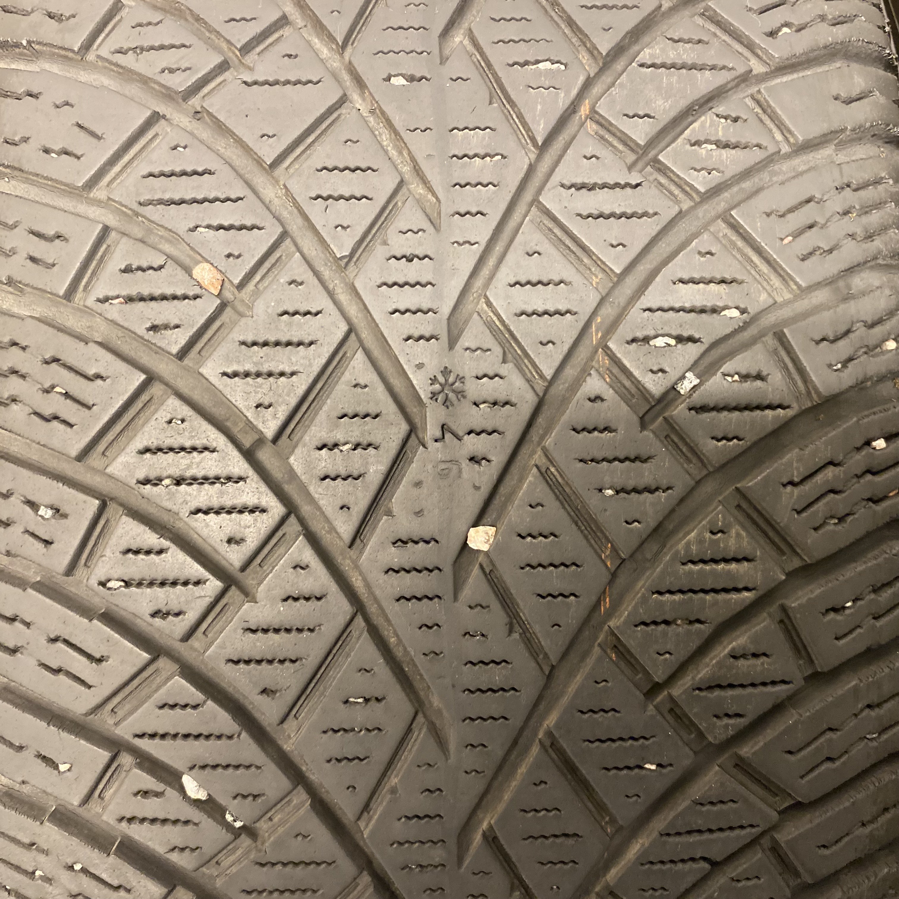 18" BEGAGNADE VINTERDÄCK M+S | 4 st 235/60 R18 107R XL Nokian Hakkapeliitta R5 SUV | V48-24 8.8mm | V29-22 7.6mm | V31-22 6.9mm | V29-22 5.4mm - 5