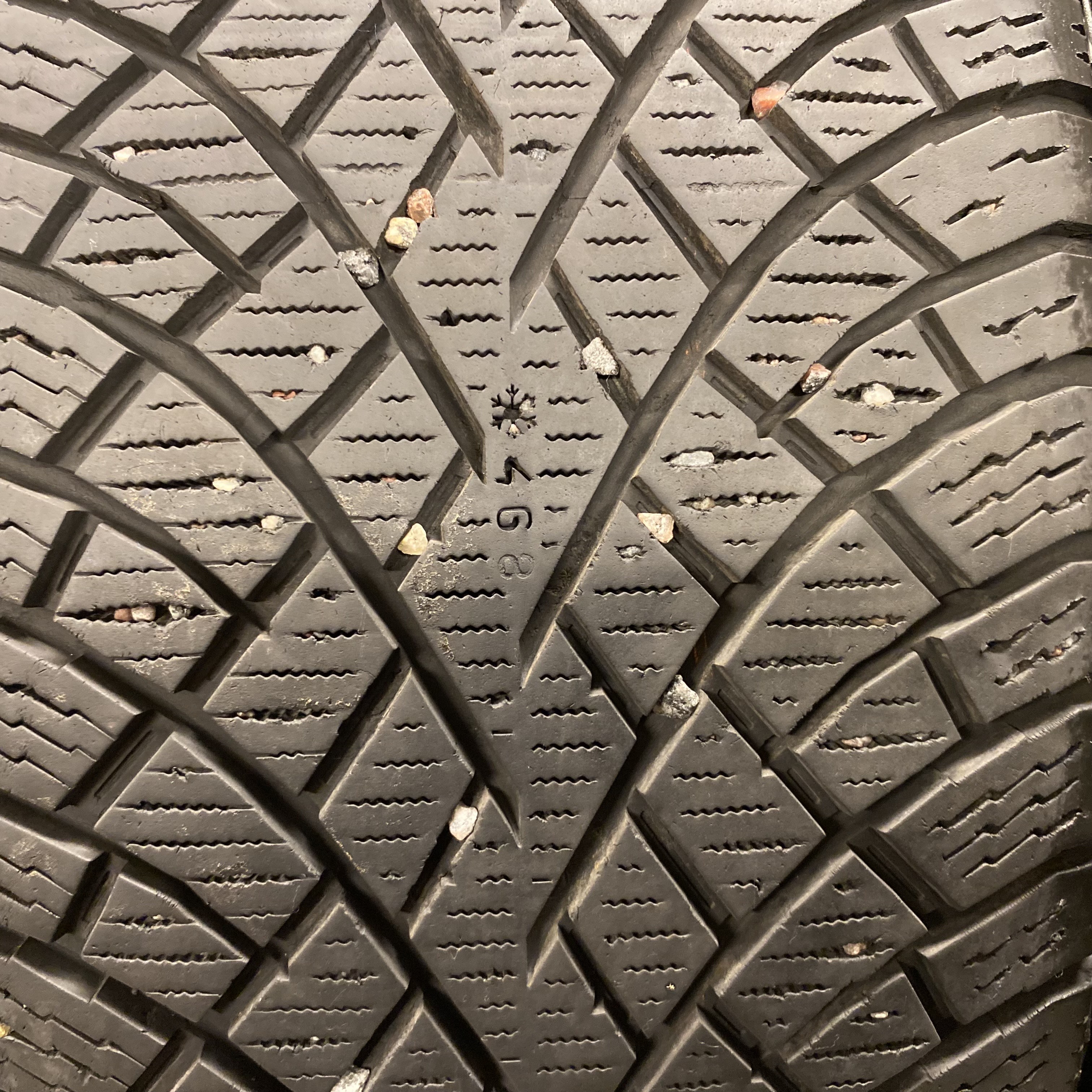 18" BEGAGNADE VINTERDÄCK M+S | 4 st 235/60 R18 107R XL Nokian Hakkapeliitta R5 SUV | V48-24 8.8mm | V29-22 7.6mm | V31-22 6.9mm | V29-22 5.4mm - 6