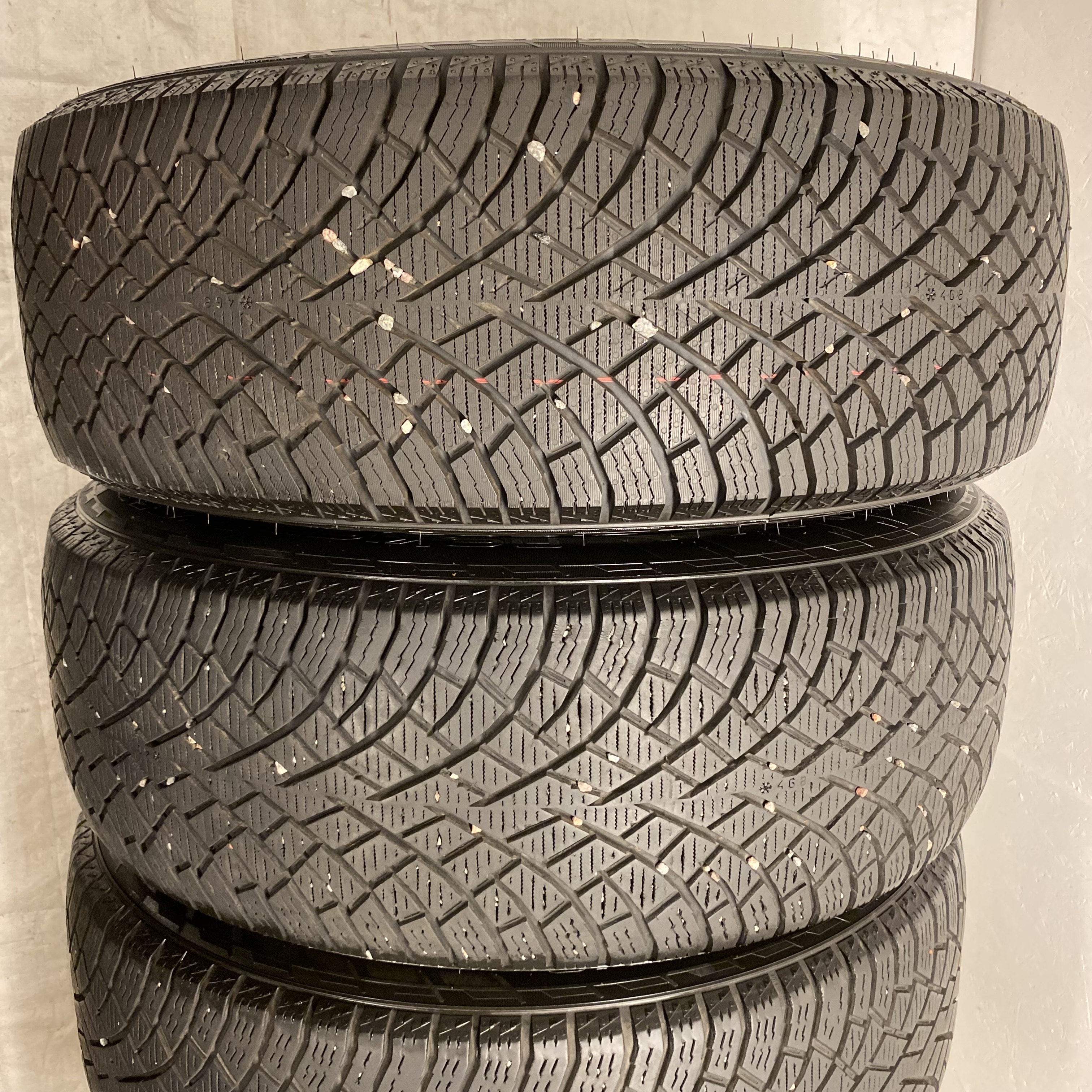 18" BEGAGNADE VINTERDÄCK M+S | 4 st 235/60 R18 107R XL Nokian Hakkapeliitta R5 SUV | V48-24 8.8mm | V29-22 7.6mm | V31-22 6.9mm | V29-22 5.4mm - 3