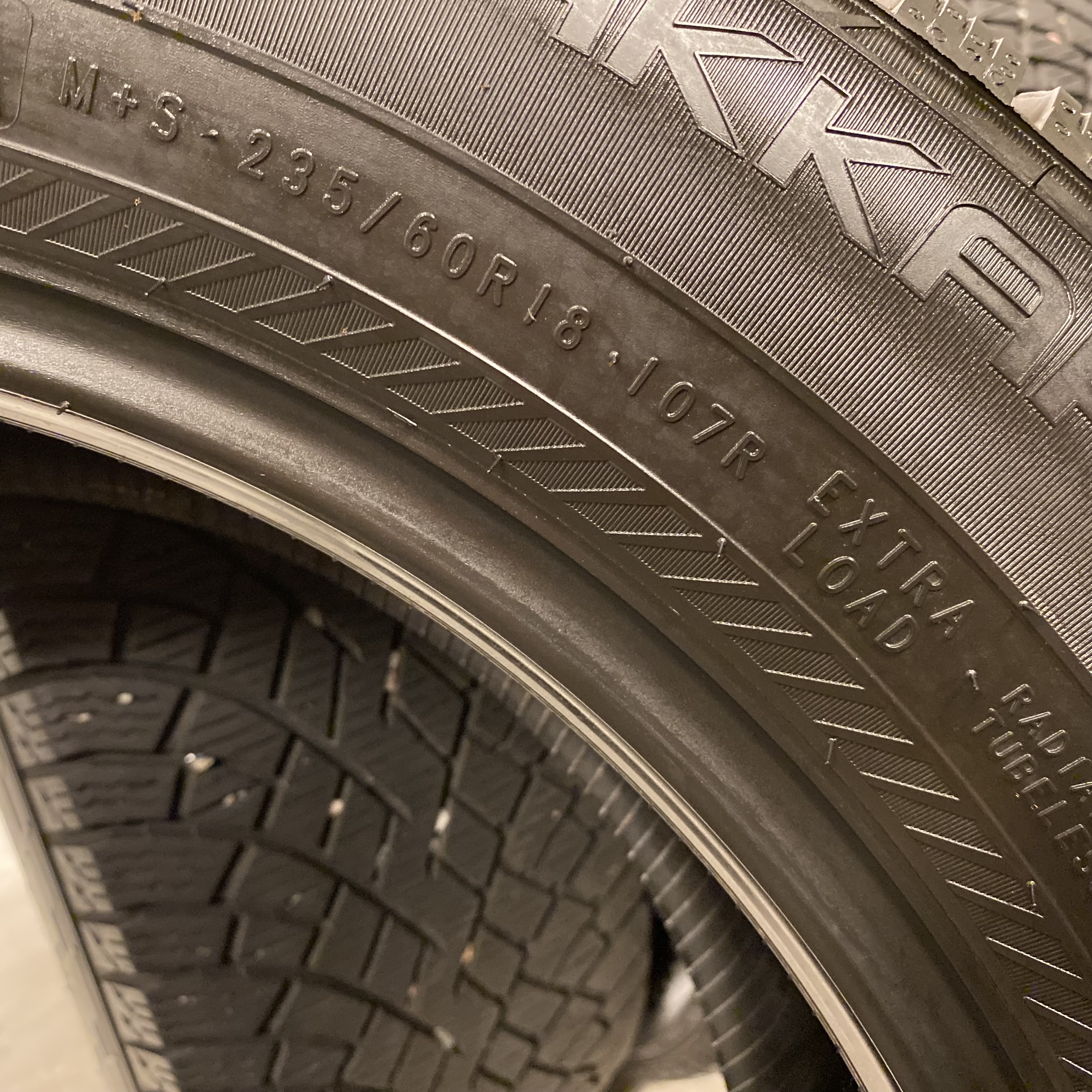 18" BEGAGNADE VINTERDÄCK M+S | 4 st 235/60 R18 107R XL Nokian Hakkapeliitta R5 SUV | V48-24 8.8mm | V29-22 7.6mm | V31-22 6.9mm | V29-22 5.4mm - 9