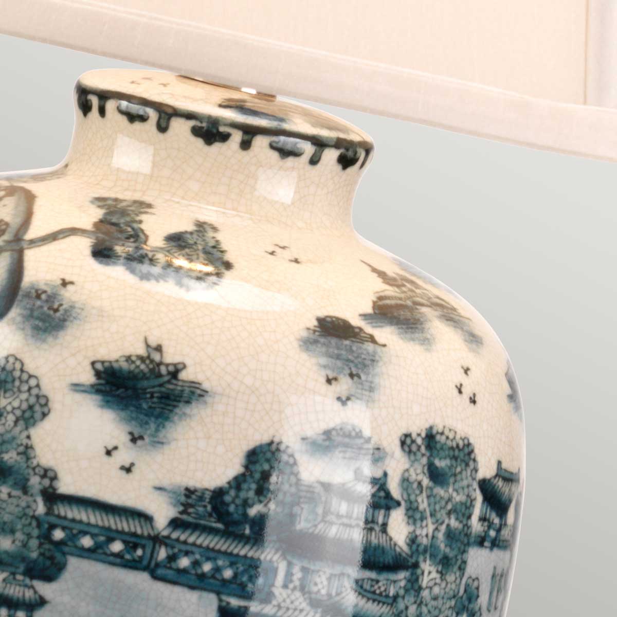 Detalj av blåvitt porslin på bordslampan Blue Traditional