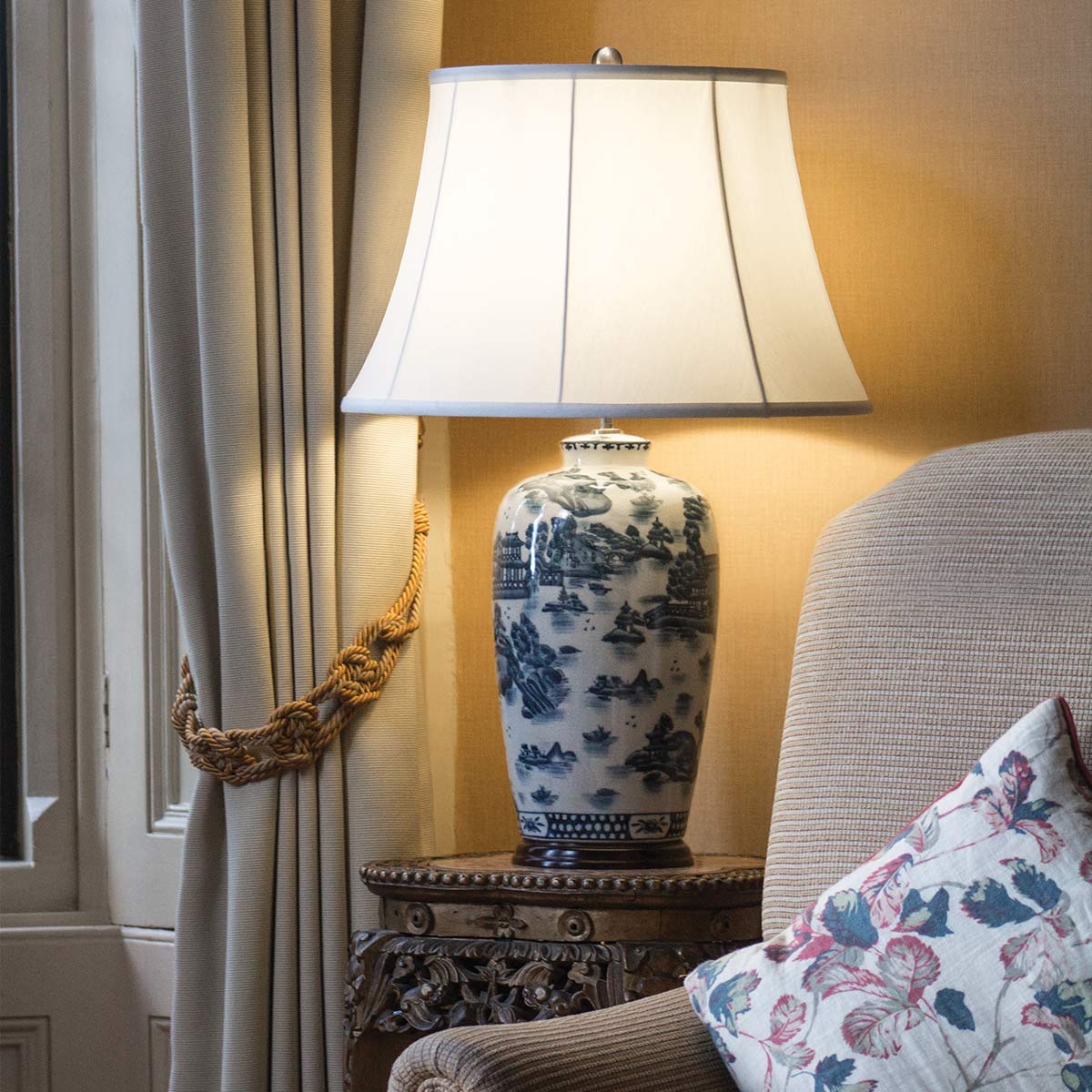 Blue Traditional blåvit bordslampa med cremefärgad lampskärm i inredd miljö