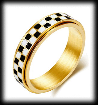5 mm. Spinner ring i guldpläterad rostfritt stål med Pepita.