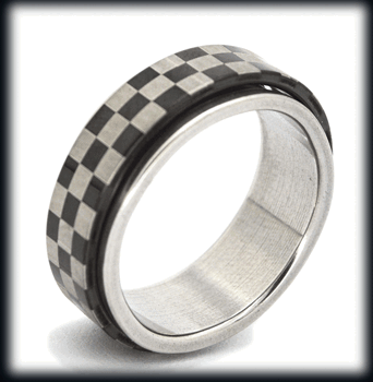 8 mm. Spinner ring i grått rostfritt stål med Pepita.