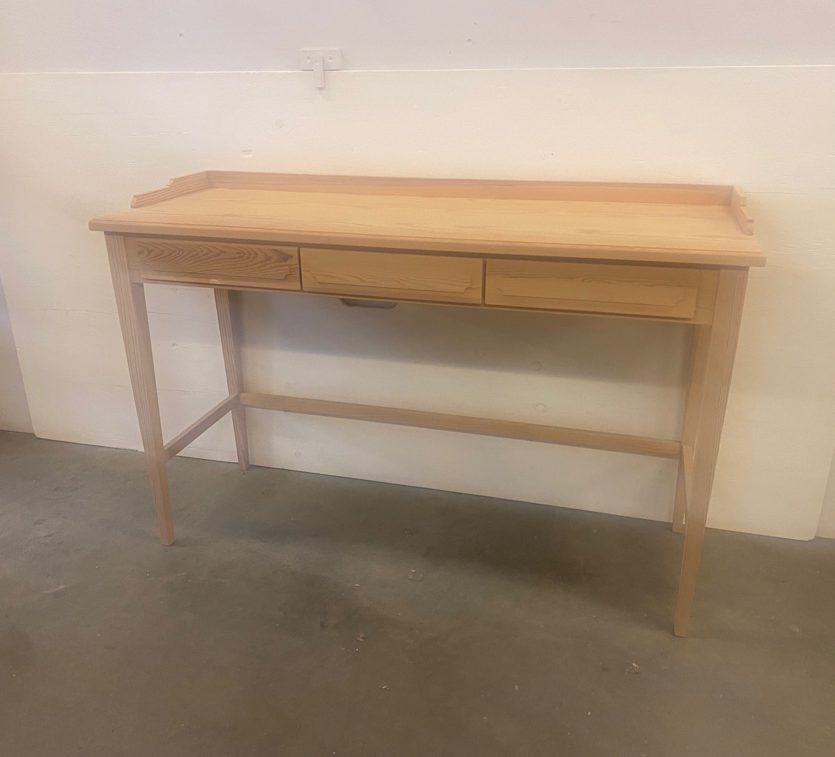 Gustavianskt sideboard med bakkant