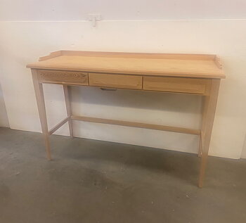 Gustavianskt sideboard med bakkant