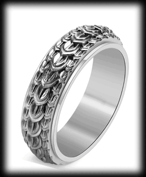 8 mm. Spinner ring i rostfritt stål. Ödla eller orm skinn.