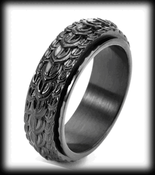 8 mm. Spinner ring i svart rostfritt stål. Ödla eller orm skinn.