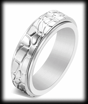 6 mm. Mönstrad spinner ring i rostfritt stål.