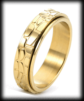 6 mm. Mönstrad spinner ring i guldpläterat rostfritt stål.