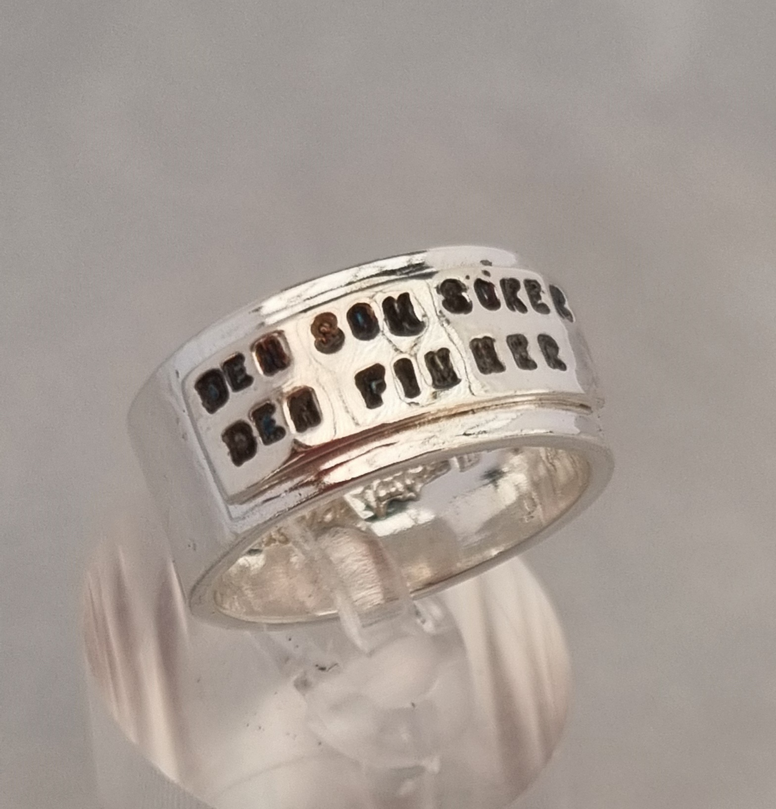 Unik bred budskapsring i silver DEN SOM SÖKER DEN FINNER stl 17,8