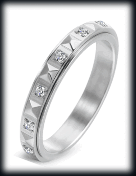 3 mm. En spinner ring med Kubisk Zirkonia.