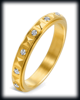 3 mm. En spinner ring med Kubisk Zirkonia i guldpläterat rostfritt stål.
