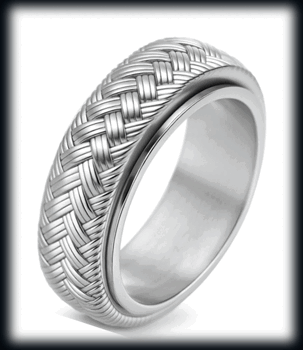 8 mm. En mycket snygg flätad spinner ring i rostfritt stål 