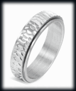 6 mm. Snygg spinner ring i rostfritt stål.