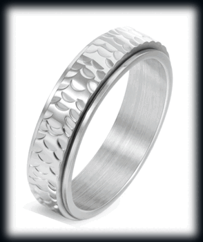 6 mm. Snygg spinner ring i rostfritt stål.