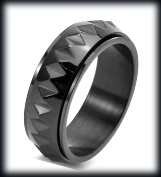 7.8 mm. En bred spinner ring med struktur i svart rostfritt stål.