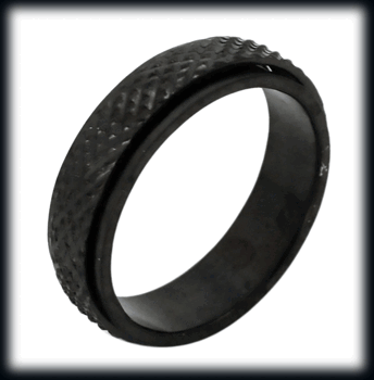 6 mm. Mönstrad spinner ring i svart rostfritt stål.