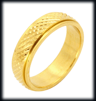 6 mm. Mönstrad spinner ring i guldpläterat rostfritt stål.