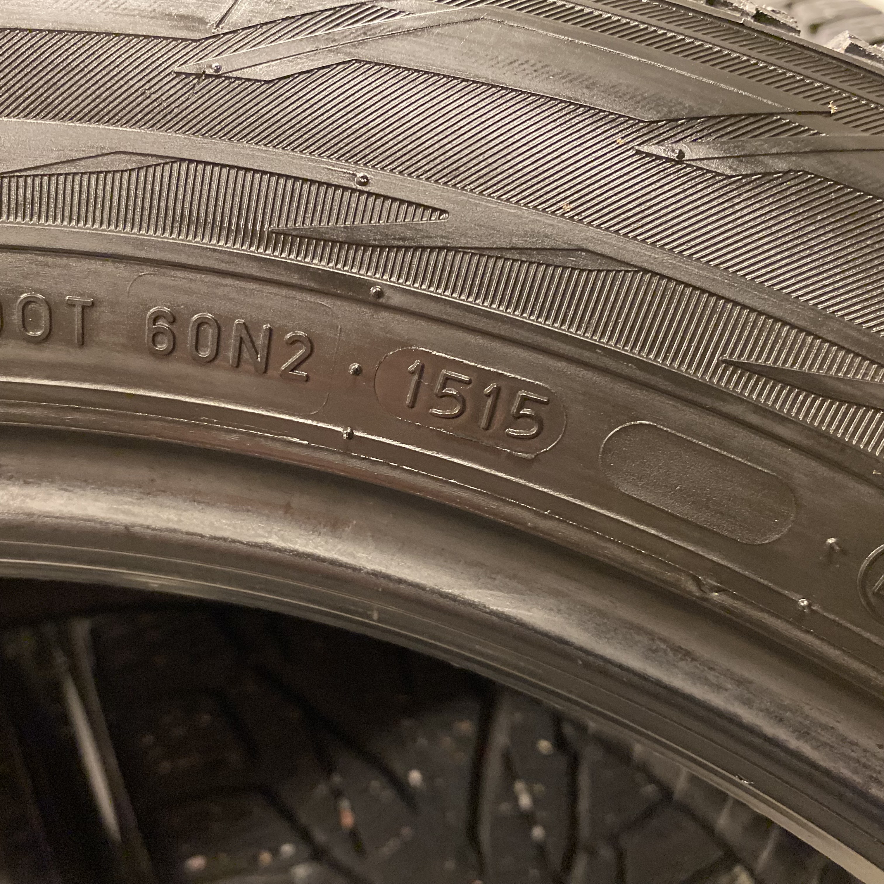 18" BEGAGNADE VINTERDÄCK M+S | 4 st 225/55 R18 102R XL Nokian Hakkapeliitta R2 SUV | V15-2015 | 6.4mm | 6.2mm | 5.8mm | 5.1mm - 4