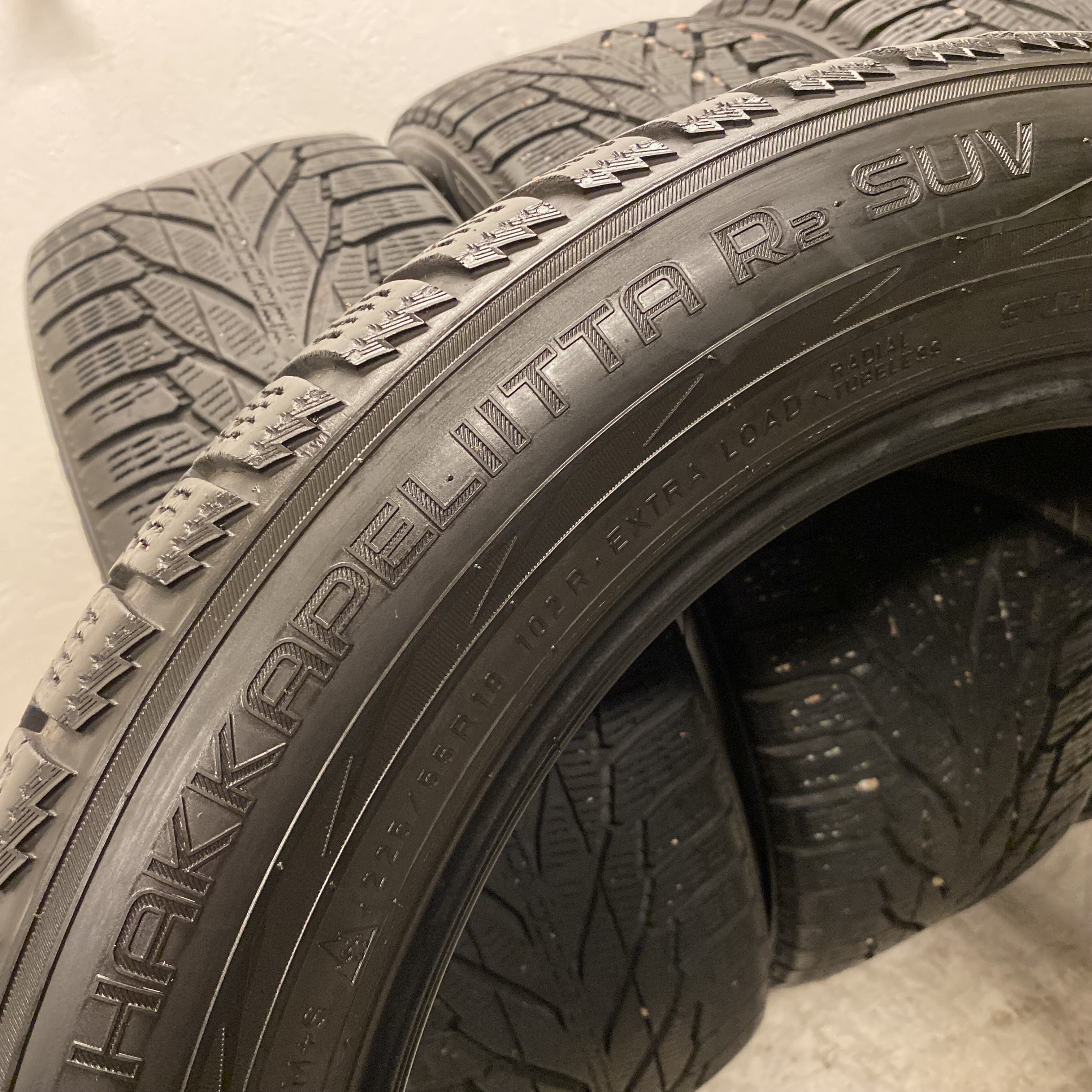 18" BEGAGNADE VINTERDÄCK M+S | 4 st 225/55 R18 102R XL Nokian Hakkapeliitta R2 SUV | V15-2015 | 6.4mm | 6.2mm | 5.8mm | 5.1mm - 5