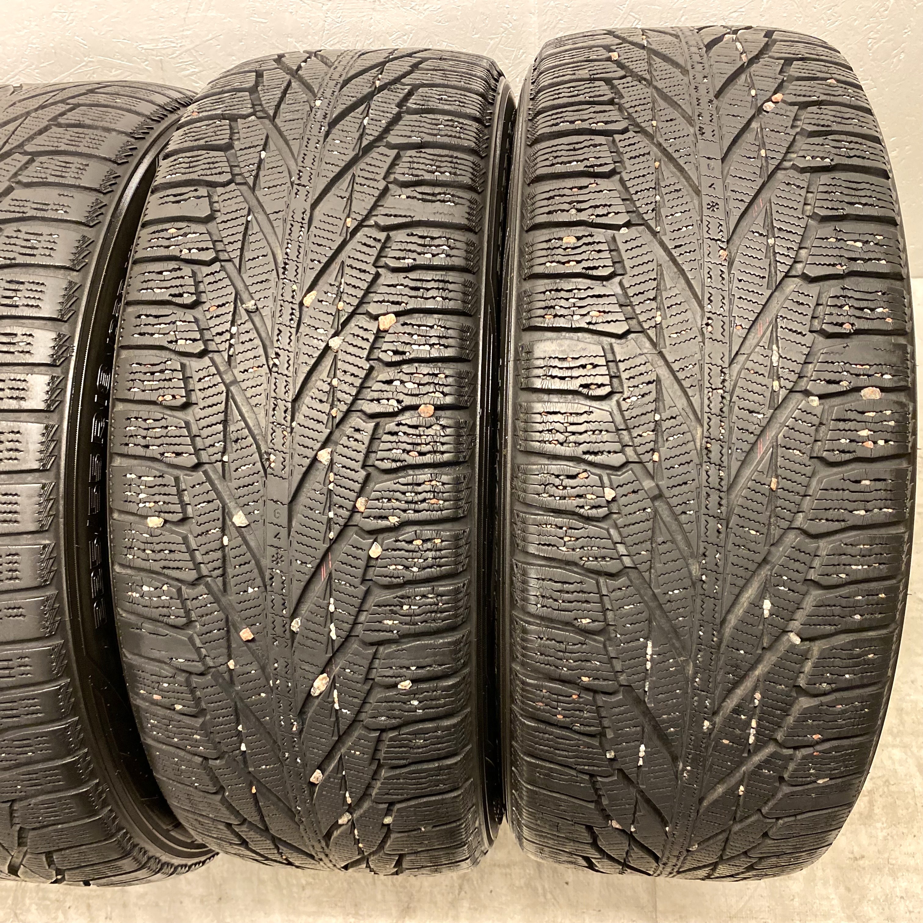 18" BEGAGNADE VINTERDÄCK M+S | 4 st 225/55 R18 102R XL Nokian Hakkapeliitta R2 SUV | V15-2015 | 6.4mm | 6.2mm | 5.8mm | 5.1mm - 2