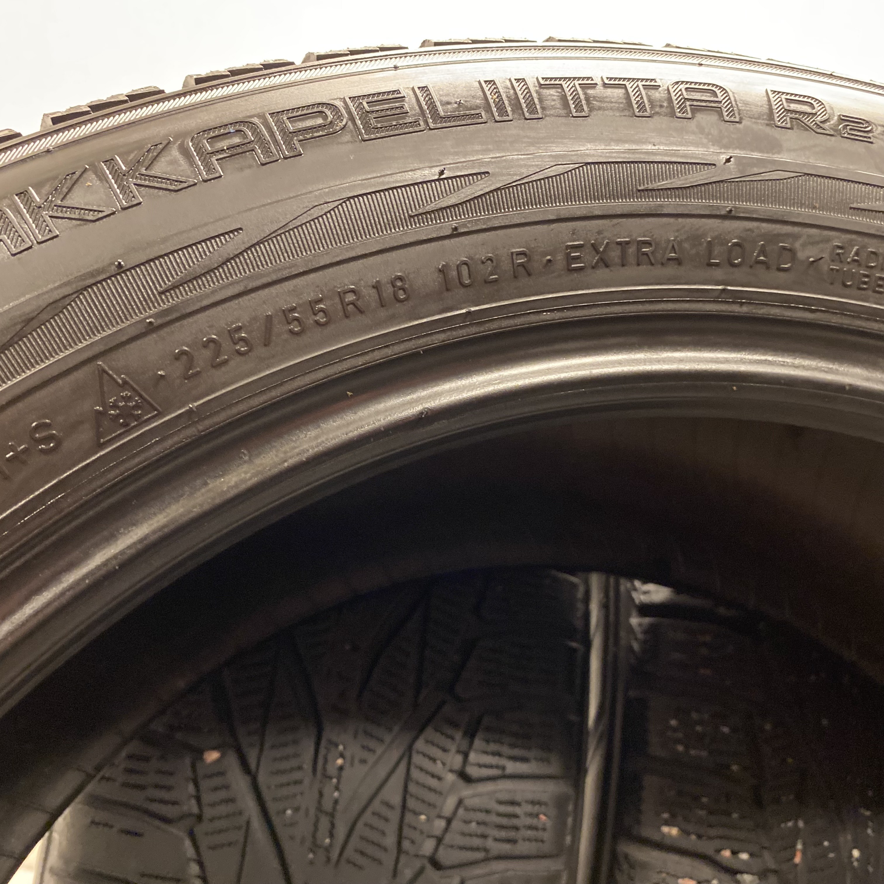 18" BEGAGNADE VINTERDÄCK M+S | 4 st 225/55 R18 102R XL Nokian Hakkapeliitta R2 SUV | V15-2015 | 6.4mm | 6.2mm | 5.8mm | 5.1mm - 6